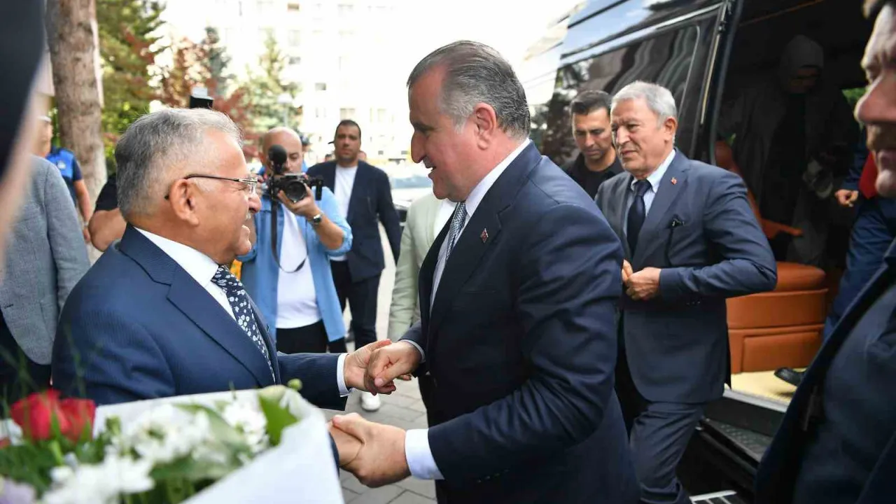 Bakan Bak’tan Başkan Büyükkılıç’a: ‘Şehrin ağabeyisiniz’